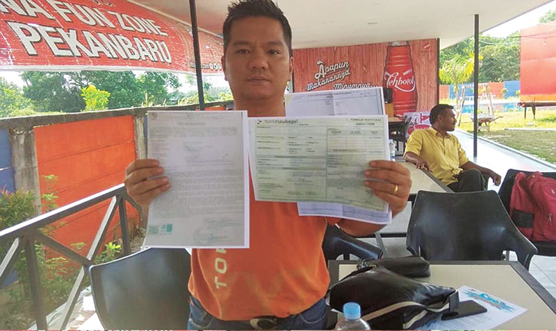 SURAT IZIN: Pengelola MBC Hotel Pekanbaru Daud Sagala  menunjukkan surat izin yang sudah dimiliki, Jumat (2/8/2019).(AGUSTIAR RIAU POS)