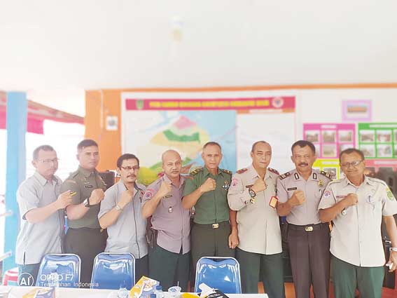 FOTO BERSAMA: Kalaksa BPBD Inhil H Yuspik (tiga  kanan) foto bersama usai menggelar rapat perpanjangan status siaga Karhutla, Kamis (5/9/2018).