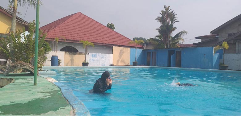 BERENANG: Pengunjung bersantai menikmati kolam khusus perempuan di Anggrek Swimming Pool Jalan Anggrek, Gang Anggrek Pekanbaru, Sabtu (3/8/2019). *2/MIRSHAL/RIAU POS