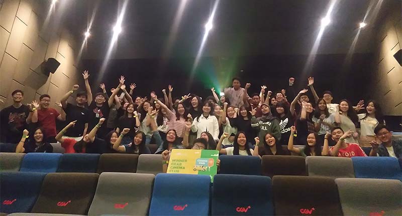 Foto bersama: Siswa SMA Dharma Yudha Pekanbaru foto bersama usai nonton bareng bersama Grab Cinema Club, Sabtu (19/10/2019). *2/MIRSHAL/RIAU POS
