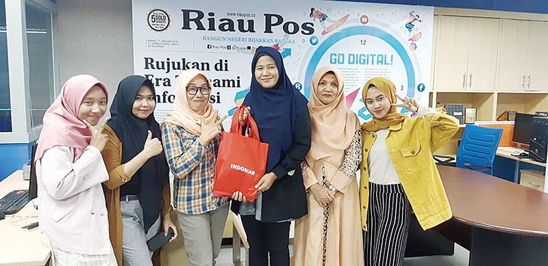 FOTO BERSAMA: Redaktur Pelaksana Riau Pos Kunni Masrohati (baju kotak) beserta jajaran berfoto bersama PR Indosiar Nawang (baju hitam), Sabtu (9/11/2019).(*3/MIRSHAL/RIAU POS)