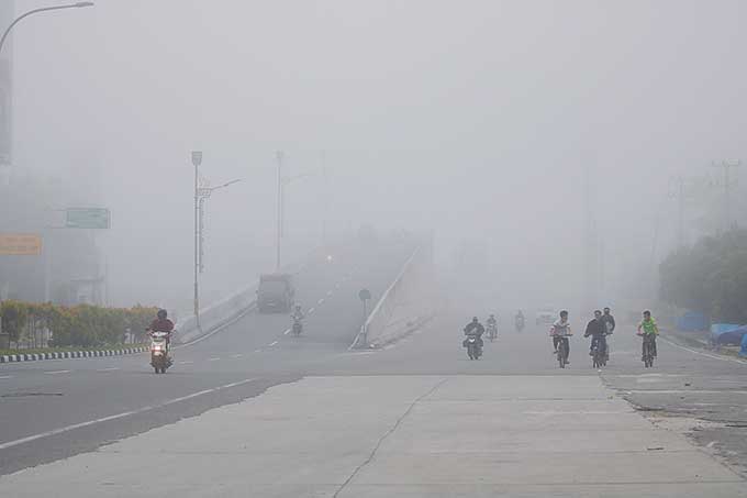 Kabut pekat yang merupakan haze menyelimuti wilayah Kota Pekanbaru, Ahad (18/4/2021) pagi. Kabut ini menyebabkan jarak pandang warga menjadi berkurang.