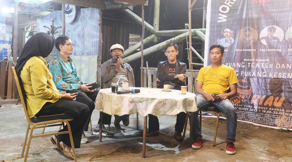 Dari kiri, moderator Siti Salmah, Kepala Balai Bahasa Provinsi Riau Toha Machsum, Ketua Teater Selembayung Fedli Aziz, pegiat teater Pay Lembang, dan Ketua Jaringan Teater Riau (JTR) Rian Kurniawan Harahap saat menjadi pembicara diskusi dalam peringatan H