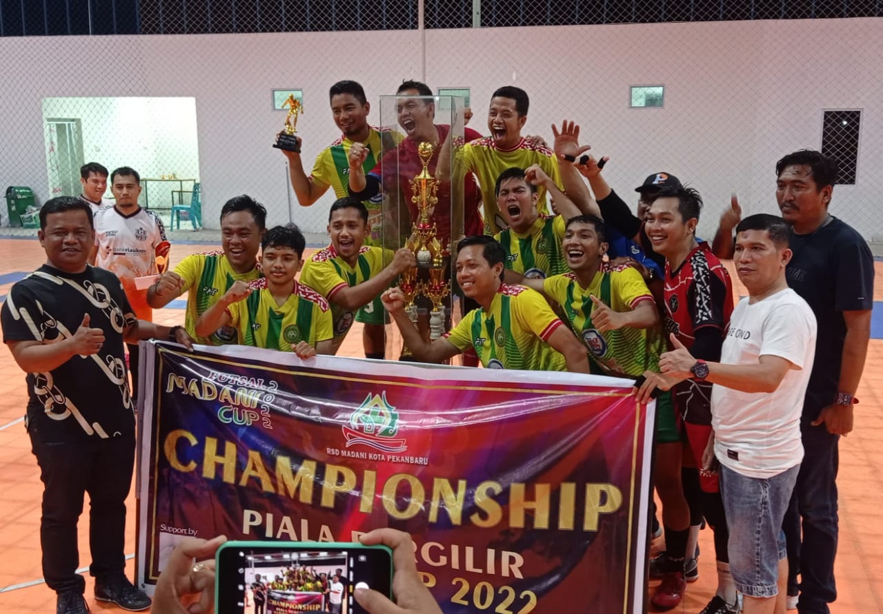 Tim futsal Disdik Pekanbaru keluar sebagai juara open turnamen futsal RSD Madani Cup I 2022 foto bersama Direktur RSD Madani dr Arnaldo (kiri kaos hitam) dan panitia acara, Ahad (6/2/2022).