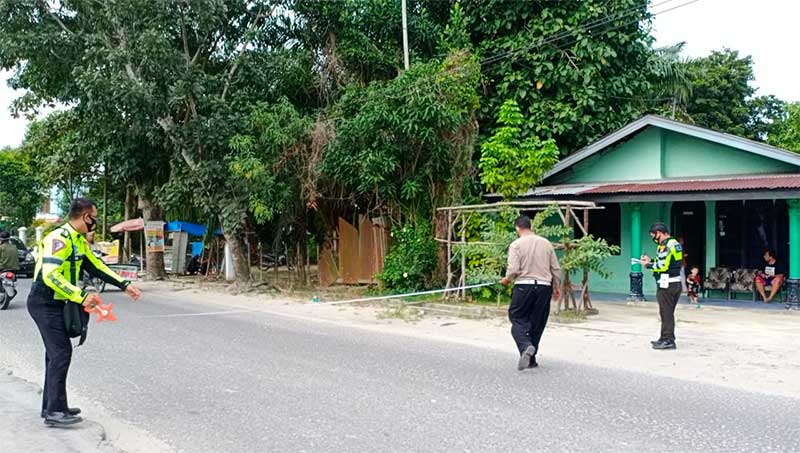 Polisi saat melakukan olah TKP kecelakaan tunggal di Jalan Singgalang, depan Perumahan Griya Sepakat, Kecamatan Tenayan Raya, Ahad (31/1/2020). (SOFIAH/RIAUPOS.CO)
