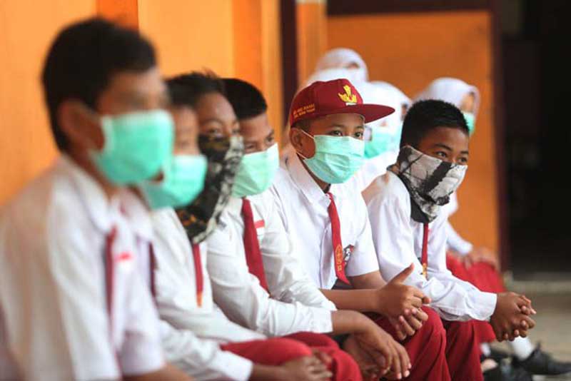 ILUSTRASI: Sejumlah siswa sekolah dasar negeri memakai masker sebagai upaya pencegahan virus Korona (HARITSAH ALMUDATSIR/JAWA POS)