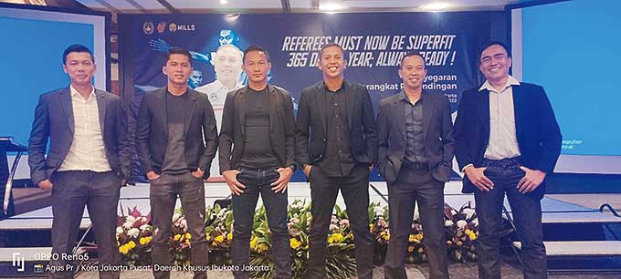 Wasit Riau Wawan Rafiko (kiri), Rio Permana Putra (dua kiri), Agus Prima Aspa (tiga kiri), Karnedi (kanan), Asri (tiga kanan), dan Samsul Bahuri (dua kanan) foto bersama sebelum ikut workshop sekaligus penyegaran wasit di Jakarta, Rabu (20/7/2022).