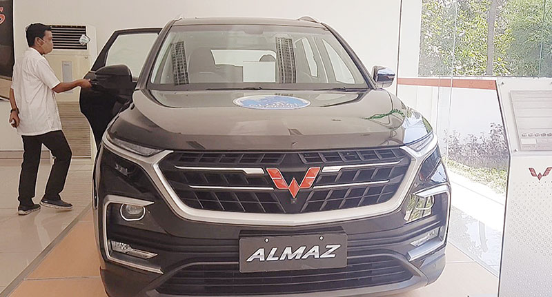 Seorang pengunjung melihat-lihat mobil Wuling Almaz yang dipajang di showroom Wuling, Jalan Sudirman, Pekanbaru, Ahad (30/8/2020).(MUJAWAROH ANNAFI/RIAUPOS.CO)
