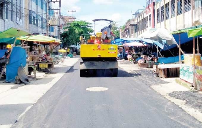 Proses pengerjaan pengaspalan kembali jalan yang rusak terdampak pengerjaan IPAL di Jalan Teratai Pekanbaru.