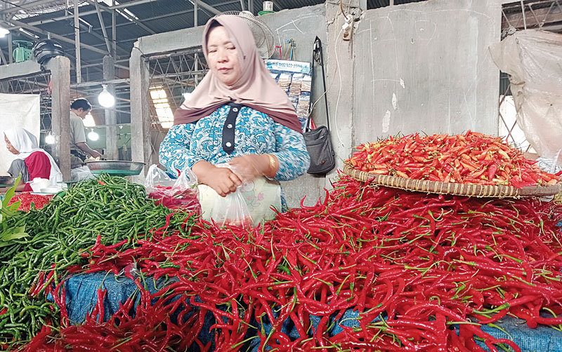 Pedagang di Pasar Dupa Kencana menjual cabai yang mengalami kenaikan harga, Senin (6/11/2023).