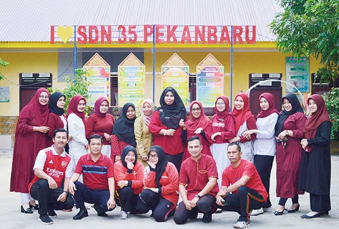 Kepala SDN 35 Pekanbaru Hj Eka Elvany SPd (berdiri tengah) beserta guru foto bersama usai menggelar perlombaan HUT ke-77 RI, Rabu (17/8/2022).