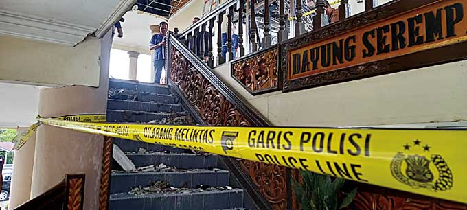 Tim Labfor Polda Riau mengambil sampel  bekas kebakaran gedung DPRD Inhu. Foto ini diambil beberapa waktu lalu. Hasil sampel atas uji Labfor tersebut saat ini belum turun.