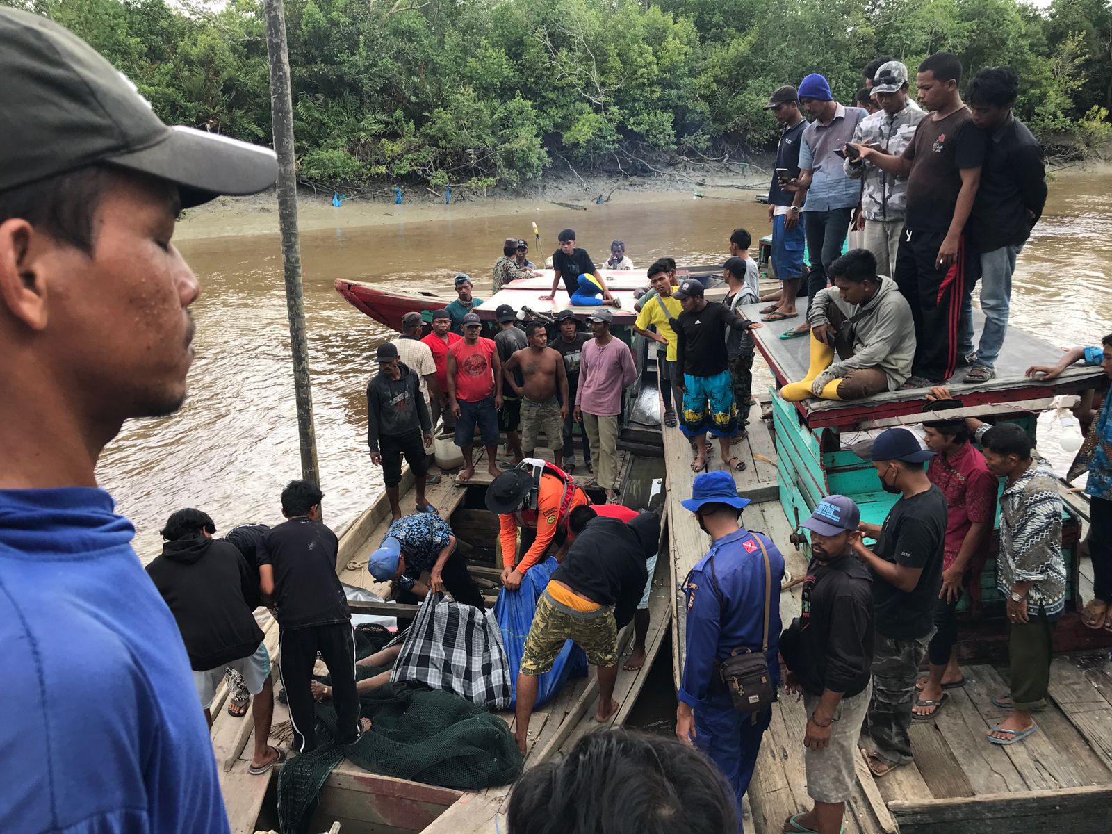 Upaya pencarian nelayan yang tenggelam di perairan Sinaboi, yang dilakukan tim gabungan akhirnya membuahkan hasil, kedua nelayan ditemukan dalam keadaan tidak bernyawa, Senin (7/3/2022).