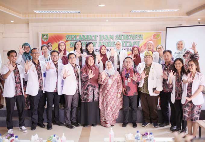 Bupati Bengkalis Kasmarni foto bersama usai mengikuti  survei akreditasi RSUD Mandau, oleh Pelaksana Standar Akreditasi RS Kemenkes RI di RSUD Mandau, Sabtu (24/6/2023).