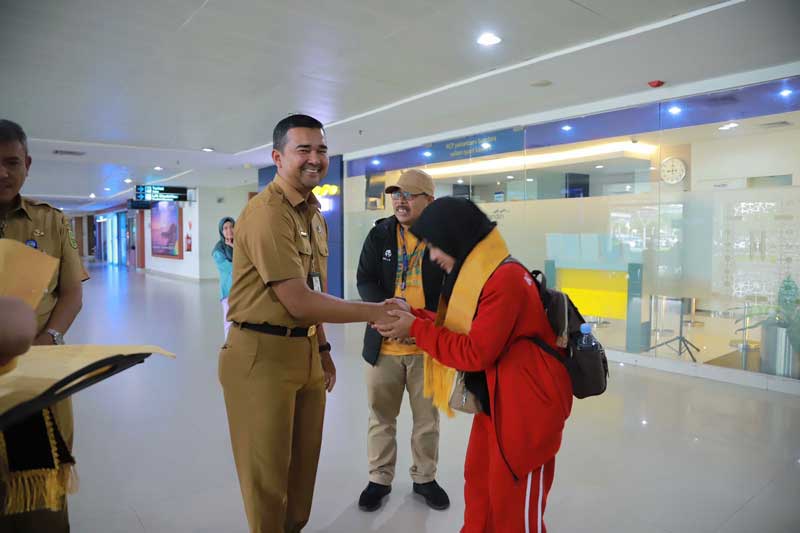 Kepala Dinas Kepemudaan dan Olahraga Riau H Boby Rachmat SSTP MSi AIFO-P menyambut kedatangan peserta PPAP dari Kepulauan Riau di Bandara SSK II Pekanbaru, Senin (3/7/2023).