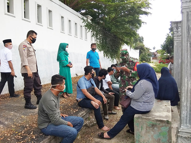Belasan pemuda yang berkumpul di salah satu rumah warga di Jalan Semangka Tangkerang Labuai didata dan ditegur tim Upika Kelurahan,  Rabu (6/5/2020).(KELURAHAN TANGKERANG LABUAI FOR RIAU POS)