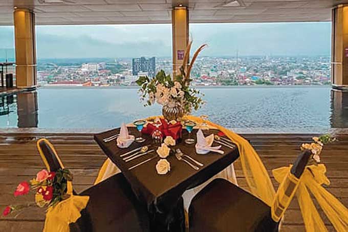 FOX Hotel Pekanbaru menyiapkan meja  khusus untuk paket romantic dinner di Sky Pool lantai 15 bertepatan denganÂ  momen hari valentine.