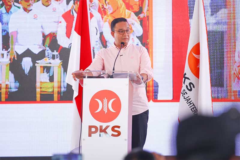 Bakal calon presiden (capres) Koalisi Perubahan untuk Persatuan (KPP) Anies Baswedan bersama Presiden PKS Ahmad Syaikhu dan jajaran petinggi PKS lainnya saat perayaan Hari Buruh di Kantor DPP PKS, Jakarta Selatan, Sabtu (6/5/2023).