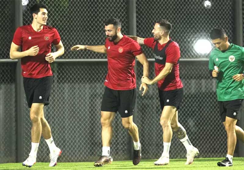 Trio pemain naturalisasi Elkan Baggott, Jordi Amat, dan Marc Klok (dari kiri) saat berlatih di lapangan luar Jakarta International Stadium (JIS), Jakarta Utara.