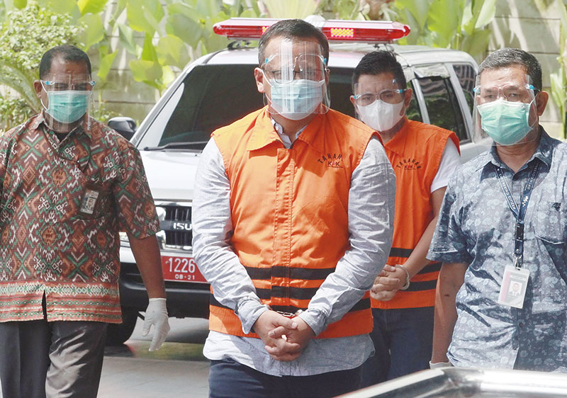 Mantan Menteri Kelautan dan Perikanan Edhy Prabowo bersiap menjalani pemeriksaan di Gedung KPK, Jakarta, Kamis (3/12/2020). Edhy Prabowo diperiksa penyidik KPK dalam perkara dugaan penerimaan suap perizinan tambak, usaha dan pengelolaan perikanan atau kom