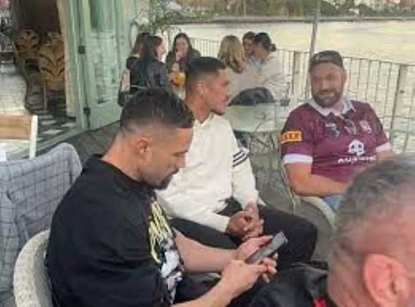 Tyson Fury (kanan) bertemu Jai Opetaiai (tengah) di Brisbane, Australia, untuk membicarakan pertarungan.