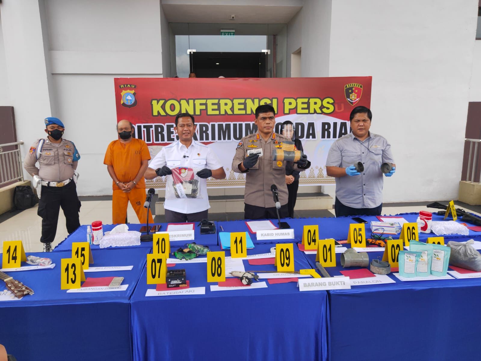 Kabid Humas Polda Riau Kombes Pol Sunarto (dua kanan), Dirreskrimum Polda Riau Kombes Pol Asep Darmawan (tiga kanan) memperlihatkan barang bukti saat ekspose kasus bom rakitan seorang warga Inhu di halaman belakang Mapolda Riau, Rabu (5/10/2022).