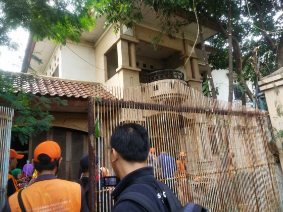 Rumah mewah yang sudah 30 tahun tak terurus tapi masih ditinggali oleh seorang perempuan dengan nama Eny Sukaesih di Jakarta, viral mengawali tahun 2023 ini.