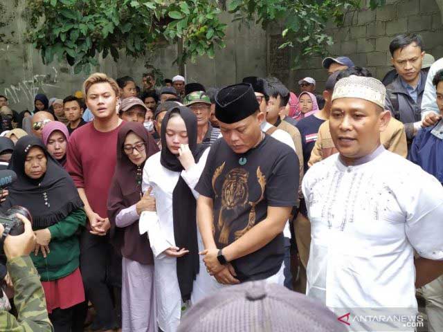 Rizky Febian bersama Sule. Rizky membuat laporan ke polisi karena ada yang janggal dengan kematian ibunya, Lina. (ANTARA)