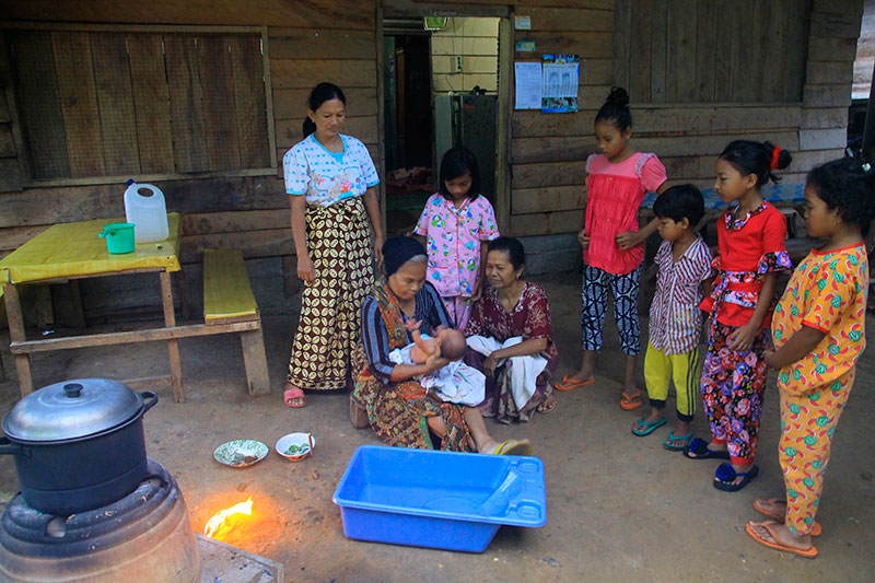 Prosesi turun mandi di Desa Cipang Kanan, Kabupaten Rohul.