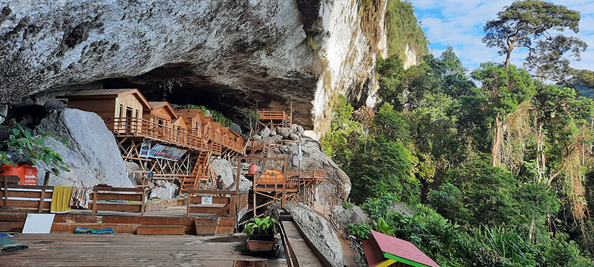 Suasana Batu Tilam di siang hari. Cottage menghadap ke kawasan hutan Bukit Barisan dan air terjun.