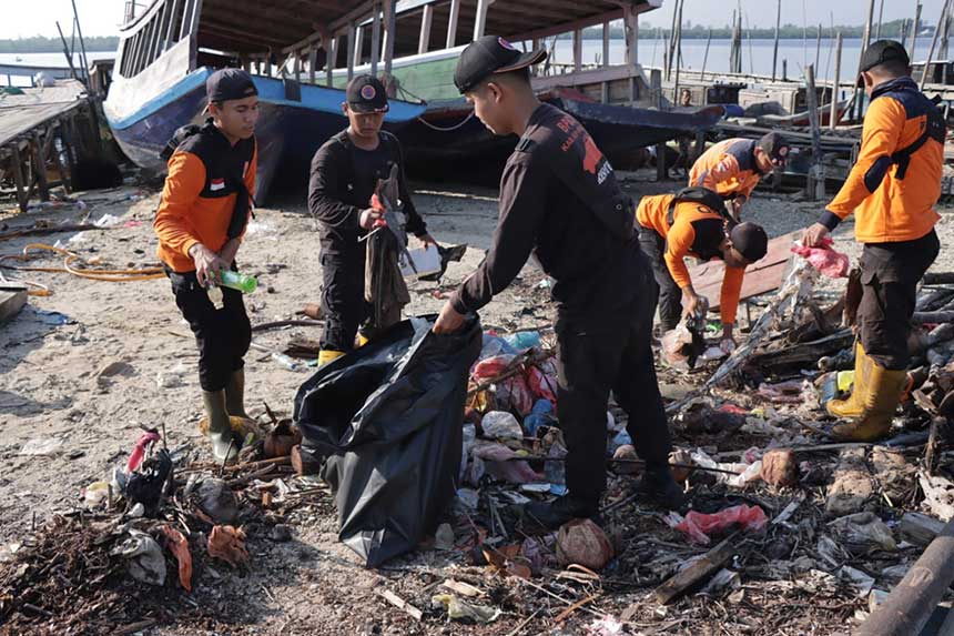 Aparat kepolisian bersama jajaran instansi dan lembaga terkait tampak sedang membersihkan Pantai Dorak Kecamatan Tebingtinggi Kepulauan Meranti, Kamis (13/7/2023).Â 