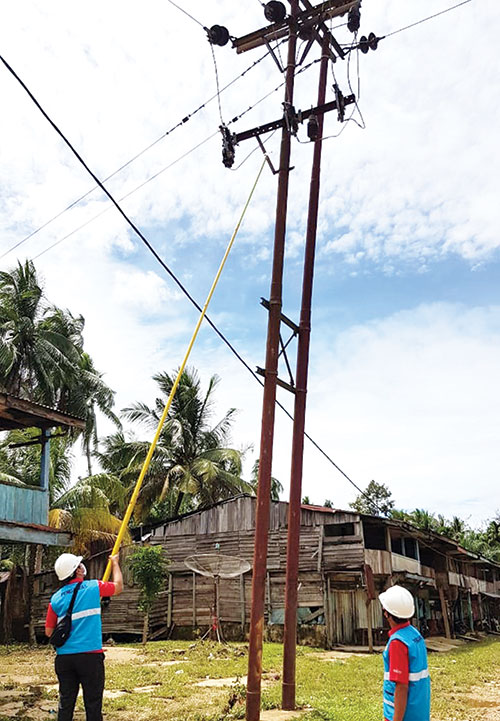 Petugas PLN melakukan penormalan jaringan pascabanjir di Kecamatan Kampar Kiri Hulu, Rabu (8/7/2020).(PLN FOR RIAUPOS.CO)