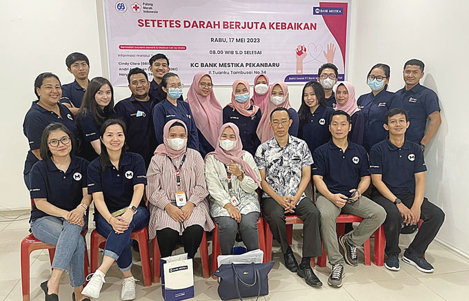 Panitia donor darah Bank Mestika Dharma foto bersama dengan tim PMI Pekanbaru, Rabu (17/5/2023).