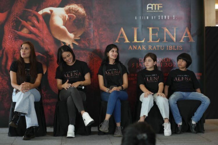 Film Alena Anak Ratu Iblis diperkuat oleh sejumlah pemain seperti Ciara Brosnan, Ririn Ekawati, Karenina, Wulan Guritno, Temmy Rahardi, Ali Zainal, dan Jerico Gowtama.