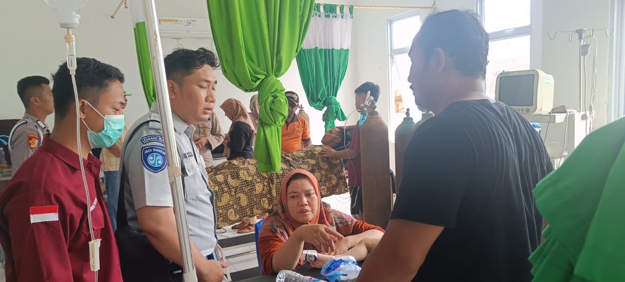 Petugas Jasa Raharja cabang Riau yang berada di Gunung dan Tembilahan Kabupaten Indragiri Hilir tempak mendatangi korban dan juga keluarga kapal SB Evelyn Calisca-01 di salah satu rumah sakit di Kabupaten Indragiri Hilir, Jumat (27/4/2023).