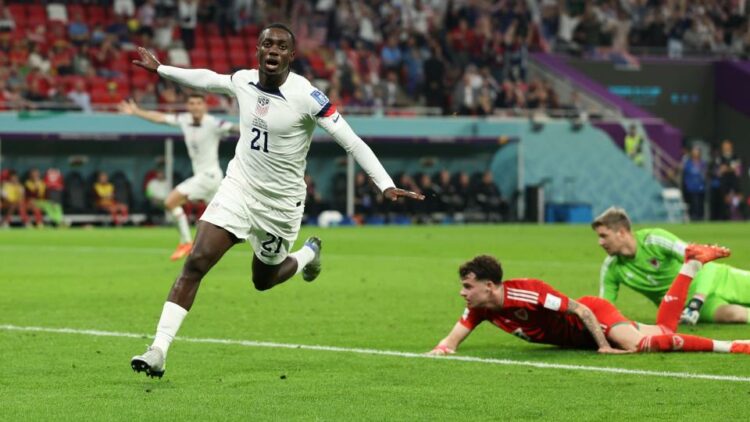 Timmothy Weah melakukan selebrasi usai mencetak gol bagi Amerika Serikat saat bermain imbang 1-1 dengan Wales pada laga perdana Grup B Piala Dunia 2022, Selasa (22/11) dini hari WIB.
