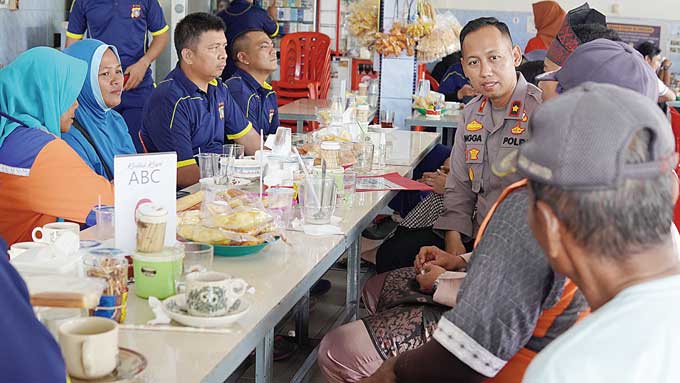 Wakapolres Siak Kompol Angga mendengarkan curahan hati (curhat) warga, saat sarapan pagi usai bersepeda di salah satu kedai kopi, Kota Siak, Jumat (20/1/2023).