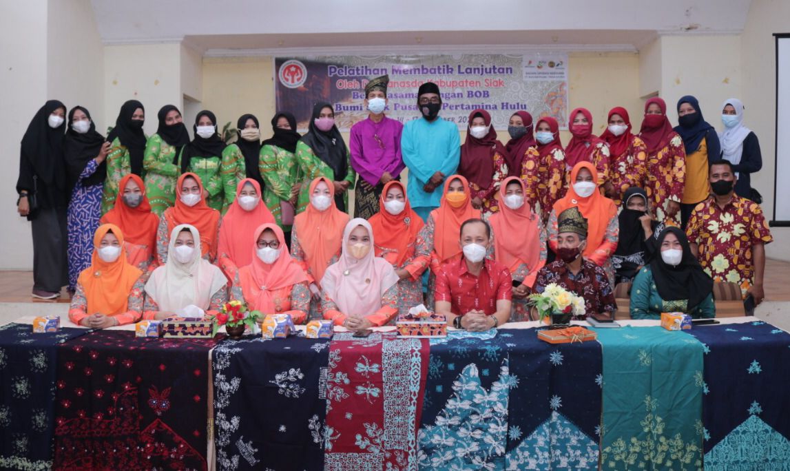 Wakil Ketua Dekranasda Ananda Layla Putri foto bersama usai menutup pelatihan membatik lanjutan sekaligus penyerahan bantuan sembako dalam Rangka Baksos Hari Ibu ke 93, Jumat (17/12/2021).