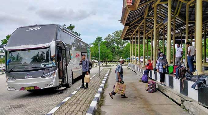 Suasana penumpang yang baru turun dari bus di Terminal Bandar Raya Payung Sekaki (BRPS) Pekanbaru.