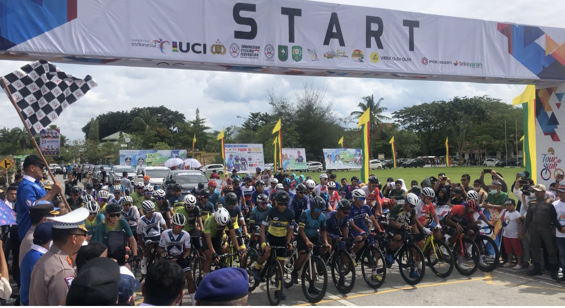 Peserta bersiap-siap melakukan start di Etape I yang dilepas oleh Bupati Siak Alfedri di depan Istana Asserayah Alhasyimiah Siak, Jumat (2/12/2022).