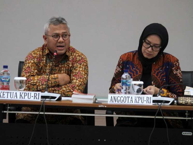 Ketua KPU RI, Arief Budiman, bersama Komisioner KPU Evi Novida Ginting Manik, saat menggelar Uji Publik Rancangan Peraturan Komisi Pemilihan Umum (KPU) di Kantor KPU RI, Jakarta. (Dery Ridwansah/ JawaPos.com )