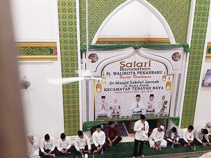 Pj Wali Kota Pekanbaru Muflihun memberi sambutan saat melaksanakan Safari Ramadan di Masjid Sabilul Jannah, Jalan Ramah Kasih, Kecamatan Tenayan Raya, Kota Pekanbaru, Kamis (6/4/2023)