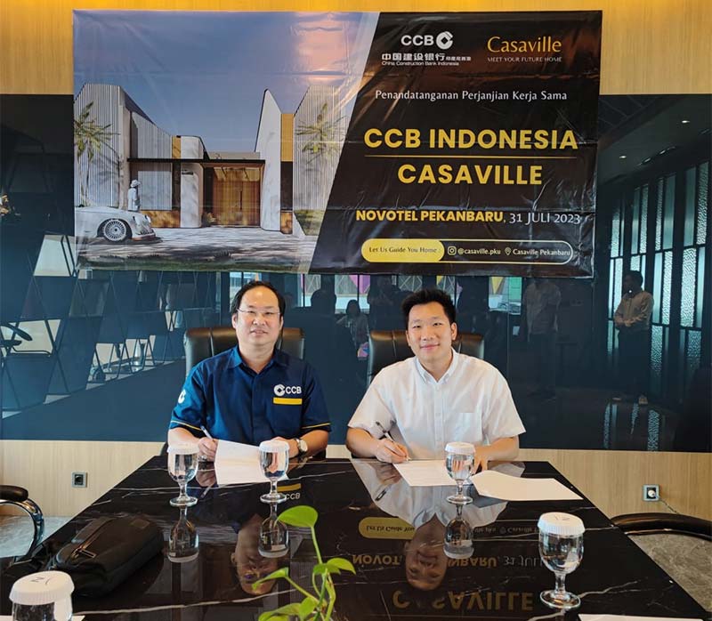 Perwakilan Bank CCB Indonesia Andry Asali dan Perwakilan Perumahan Casaville Leonel  Angesti Mawar foto bersama sebelum penandatanganan MoU.