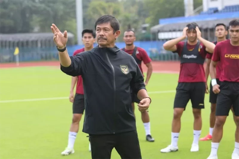 Indra Sjafri saat memberikan instruksi kepada para pemainnya jelang menghadapi Uzbekistan di babak 16 besar Asian Games 2022, Kamis (28/9).