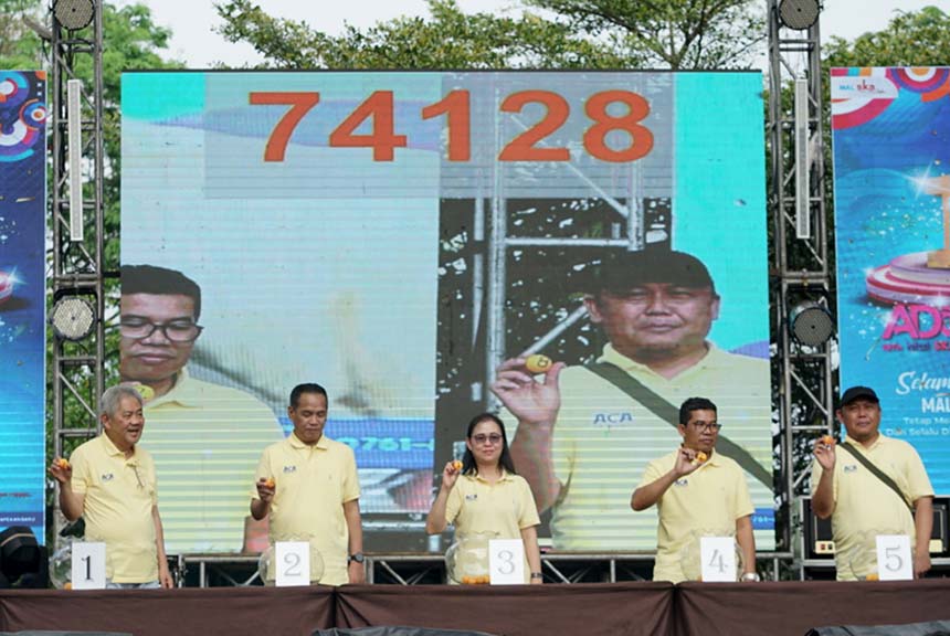 Asisten Direktur Utama PT Citra Citi Pasifik Arcin Senggana, GM Mal SKA Agus Salim, BM ACA Asuransi Ema, Manajer HRD PT Citi Pasifik Edi, dan Finance Manager Agus saat pencabutan undian grand prize satu unit mobil pada ulang tahun ke-18 Mal SKA di halaman