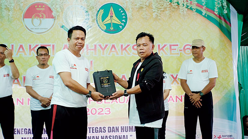 Kepala Kejari Kepulauan Meranti Febriyan M menyerahkan pelakat kepada Plt Bupati Kepulauan Meranti H Asmar dalam  rangkaian HUT Adyaksa, Kamis (20/7/2023).