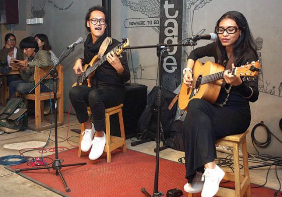 Duo Endah n Rhesa merupakan satu contoh musisi suami-istri di Indonesia. Komunikasi dan profesional jadi kunci solid.