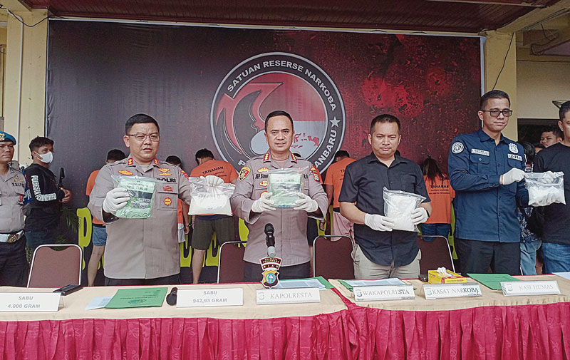 Kapolresta Pekanbaru Kombes Pol Jefri Ronald Parulian Siagian (dua kiri) didampingi Wakapolresta AKBP Henky Poerwanto (kiri) serta Kasat Reserse Narkoba Kompol Manapar Situmeang (dua kanan) dan jajaran memperlihatkan tersangka dan barang bukti narkoba jen