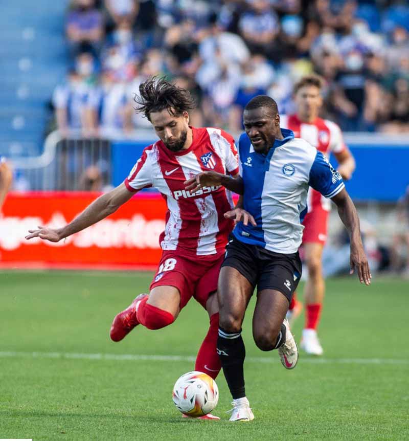 Bek Atletico Madrid, Felipe (kiri) saat berebut bola dengan gelandang Deportivo Alaves, Mamadou Loum, dalam lanjutan La Liga Spanyol di Stadion Mendizorrotza, Sabtu (25/9/2021) malam WIB.