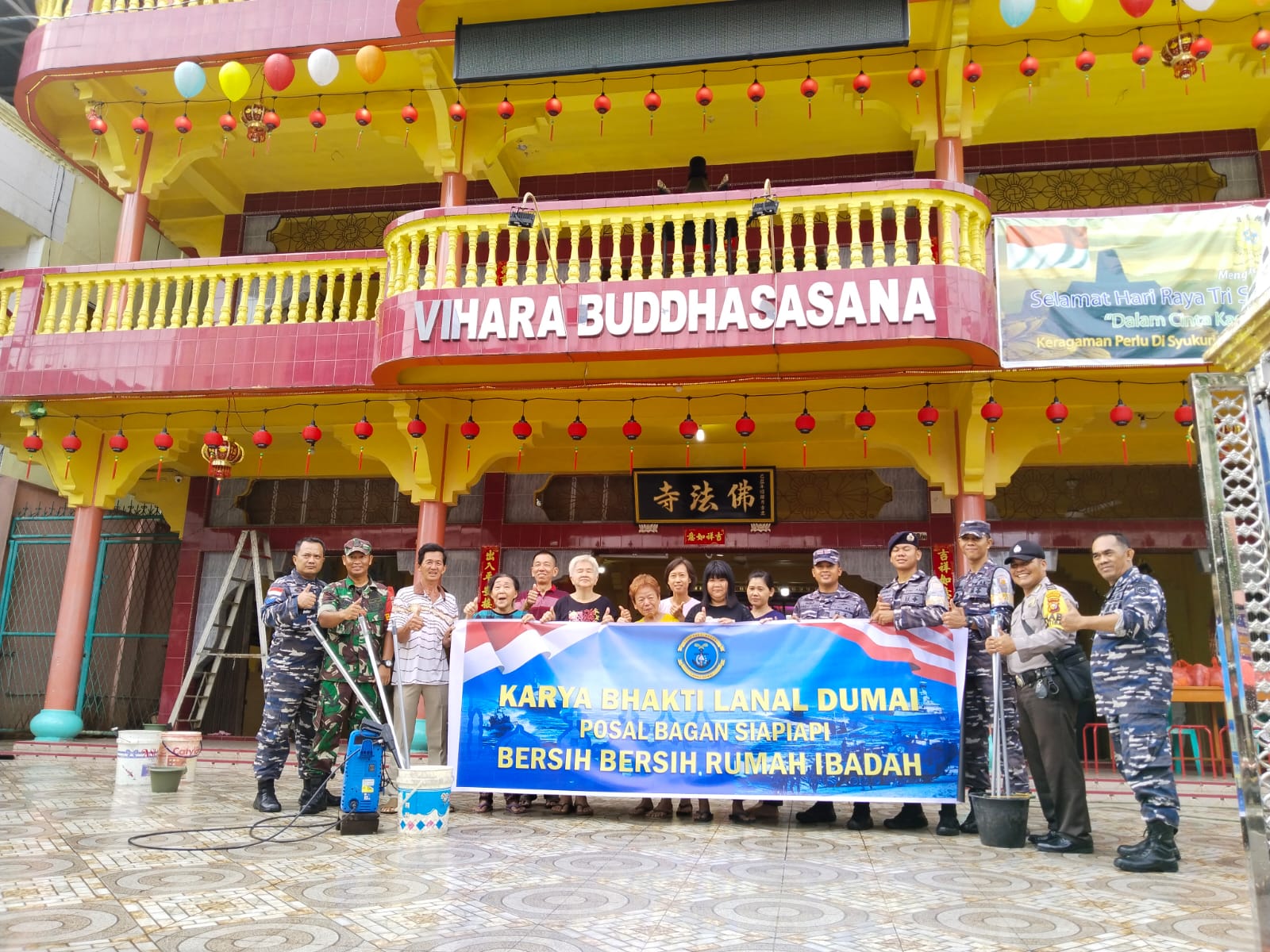 Danposal Bagansiapiapi Letda Laut (E) Ahmad Fuad bersama Anggota Pos AL Bagansiapiapi, bhabinkamtibmas dan babinsa Bagan Timur foto bersama pengurus vihara budhasasana di Bagansiapiapi, Selasa (17/1/2023).
